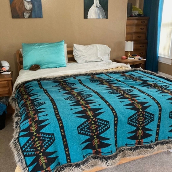 Spirit Hoods Grey Wolf Faux Fur Blanket Gently Used Great Condition - Picture 3 of 3